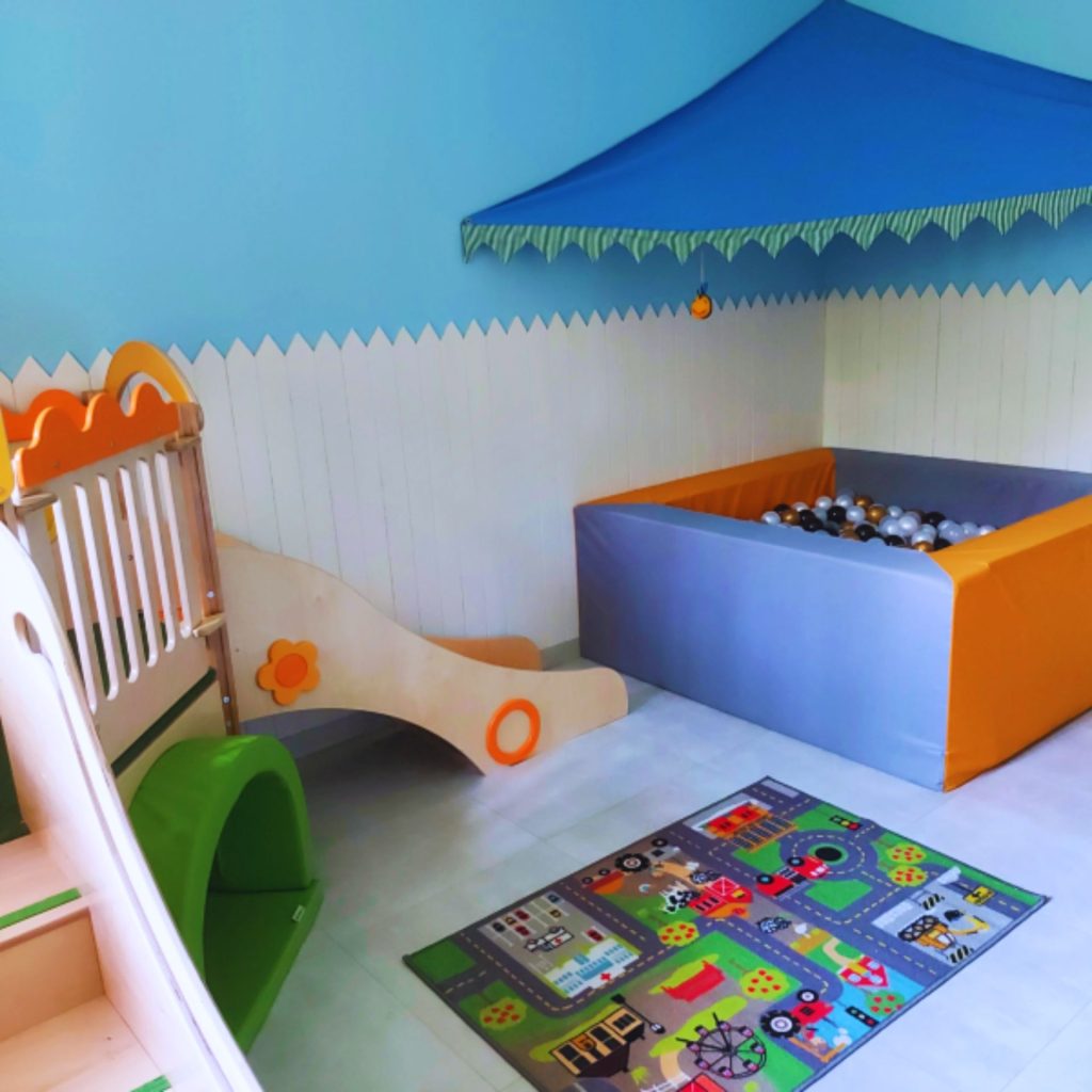 Bogato wyposażona sala zabaw dla dzieci w ośrodku Zielona Olcha w Pawłowicach