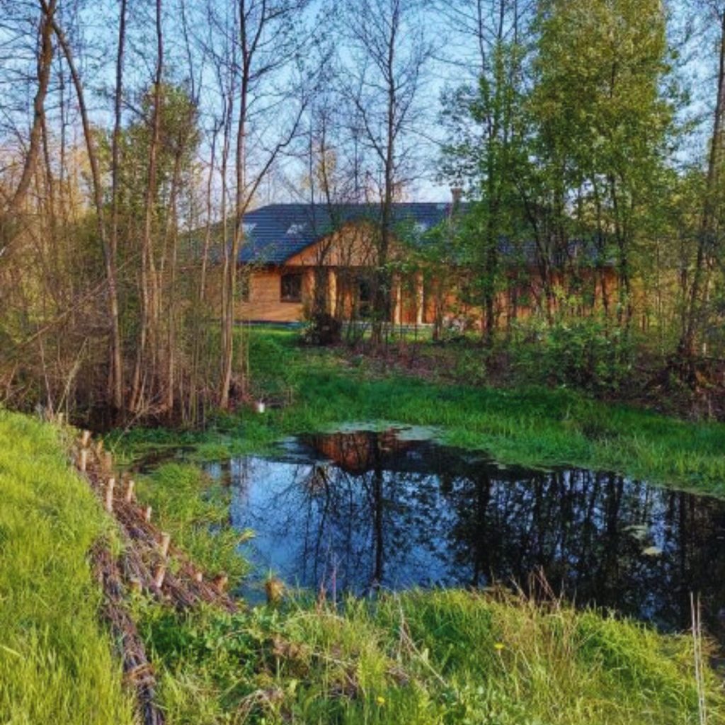 Przestrzeń na odpoczynek, relaks, jogę, medytację w ośrodku Zielona Olcha w Pawłwowicach